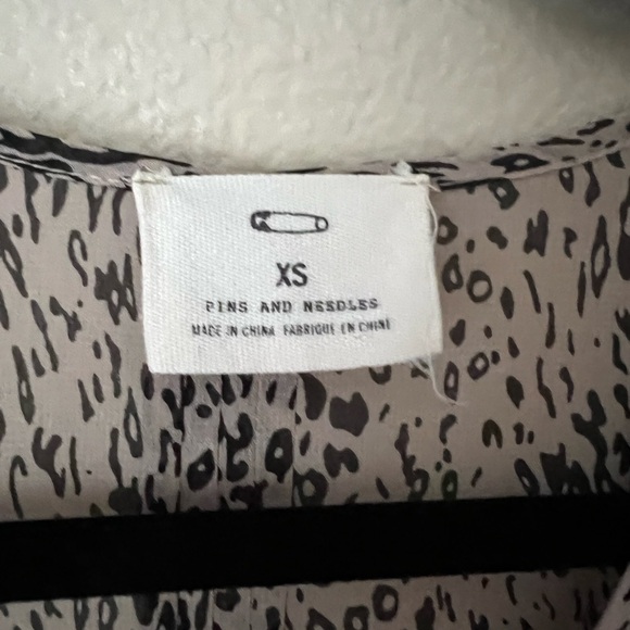 PINS AND NEEDLES 🐆 Blouse 2 for $22 ❇️ - Picture 3 of 4